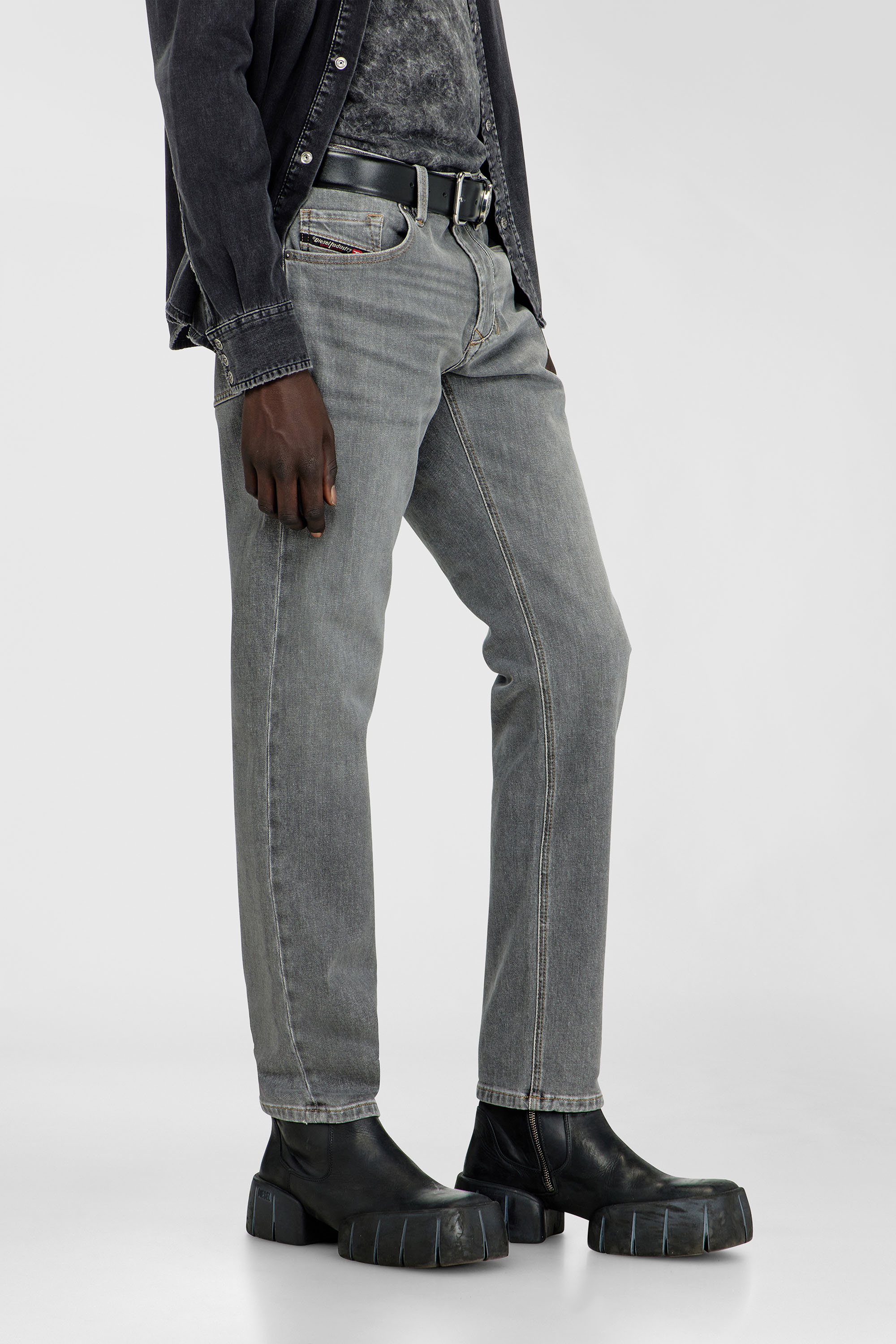 Diesel - Regular Jeans 1986 Larkee-Beex 0KBBI Uomo, Grigio - Image 7