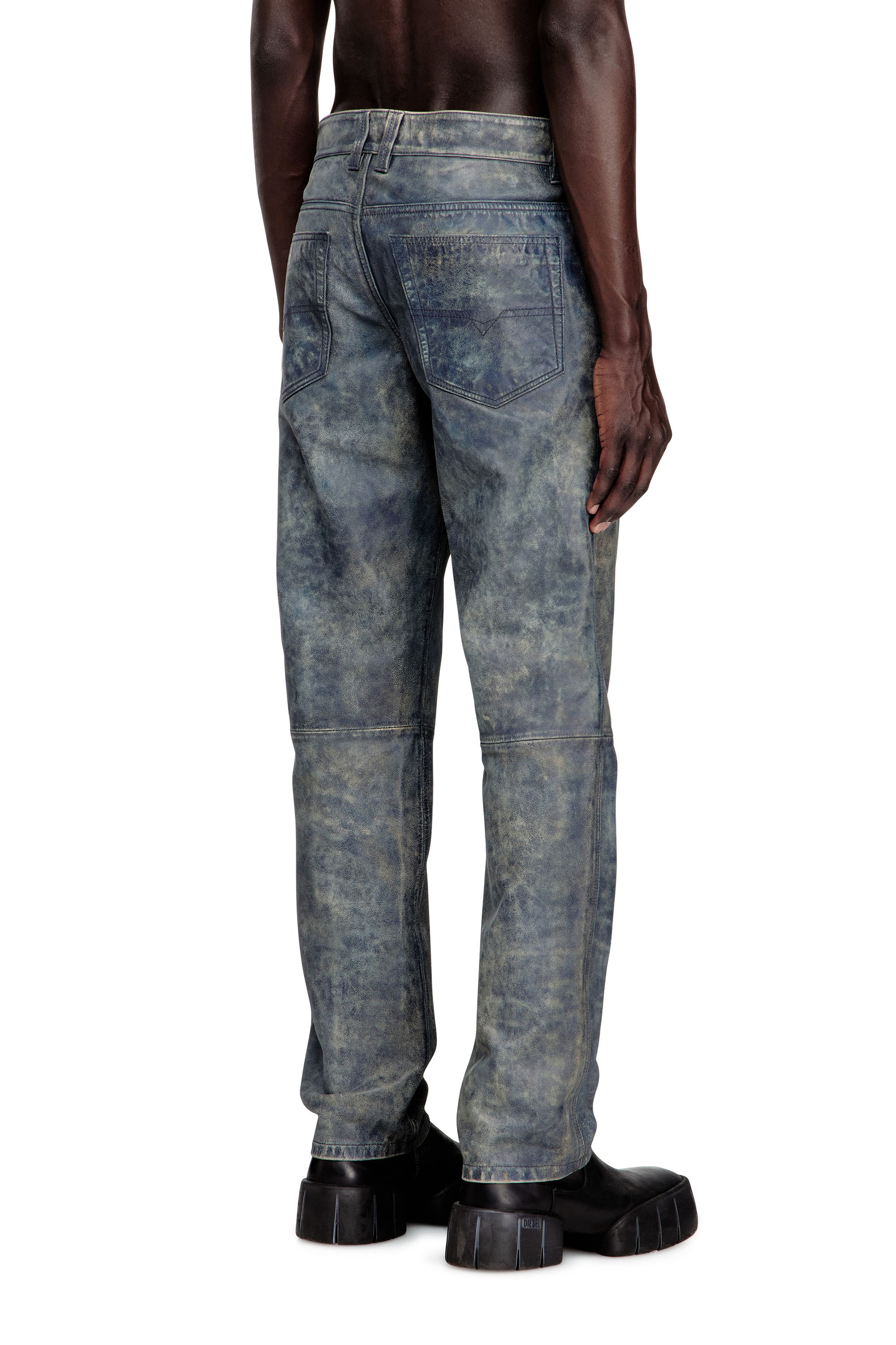 Diesel - P-VYLL-QMBW, Pantaloni in pelle effetto jeans Uomo in Blu - 4
