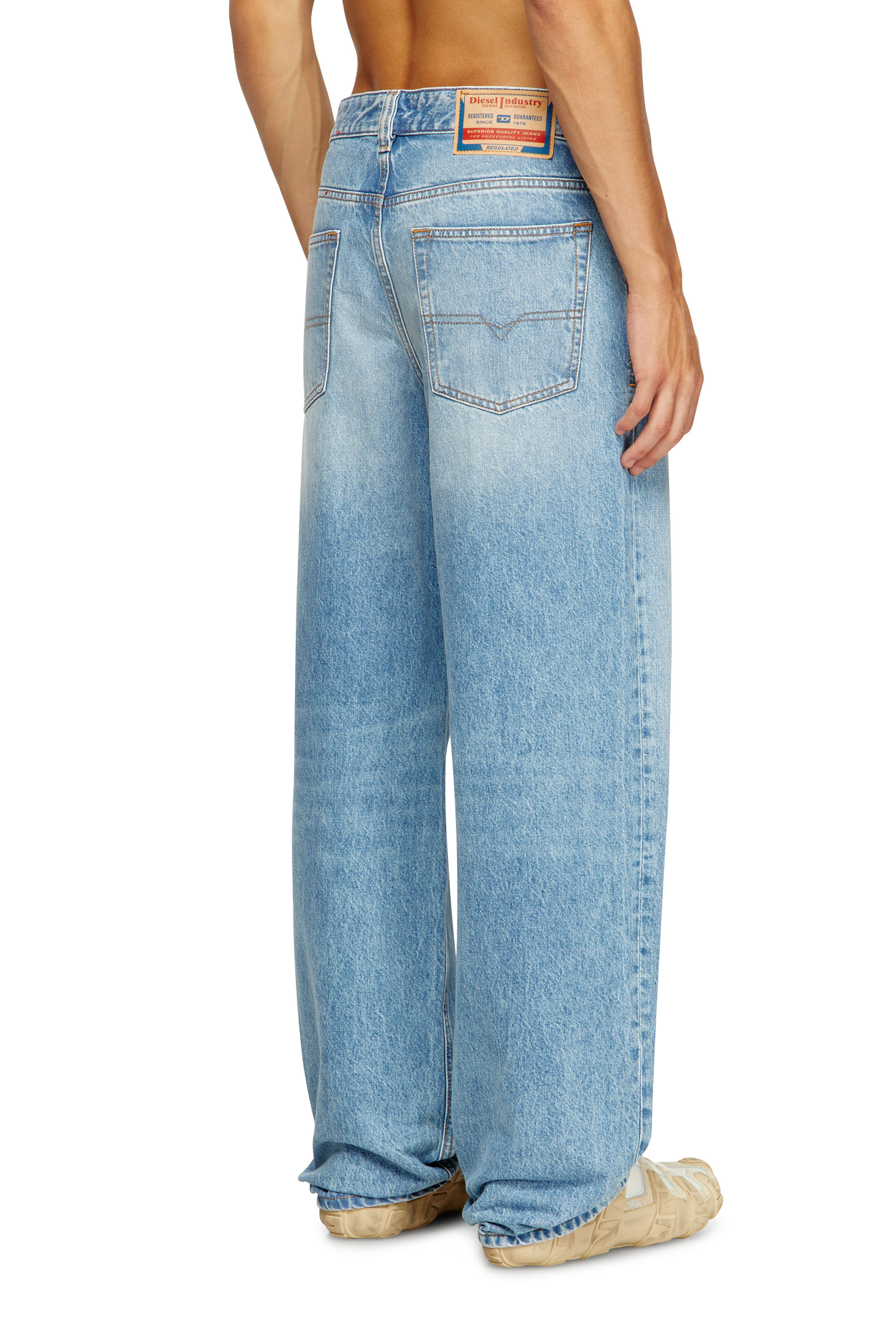 Diesel - Relaxed Jeans 2001 D-Macro 09I29 Uomo, Blu Chiaro - Image 4