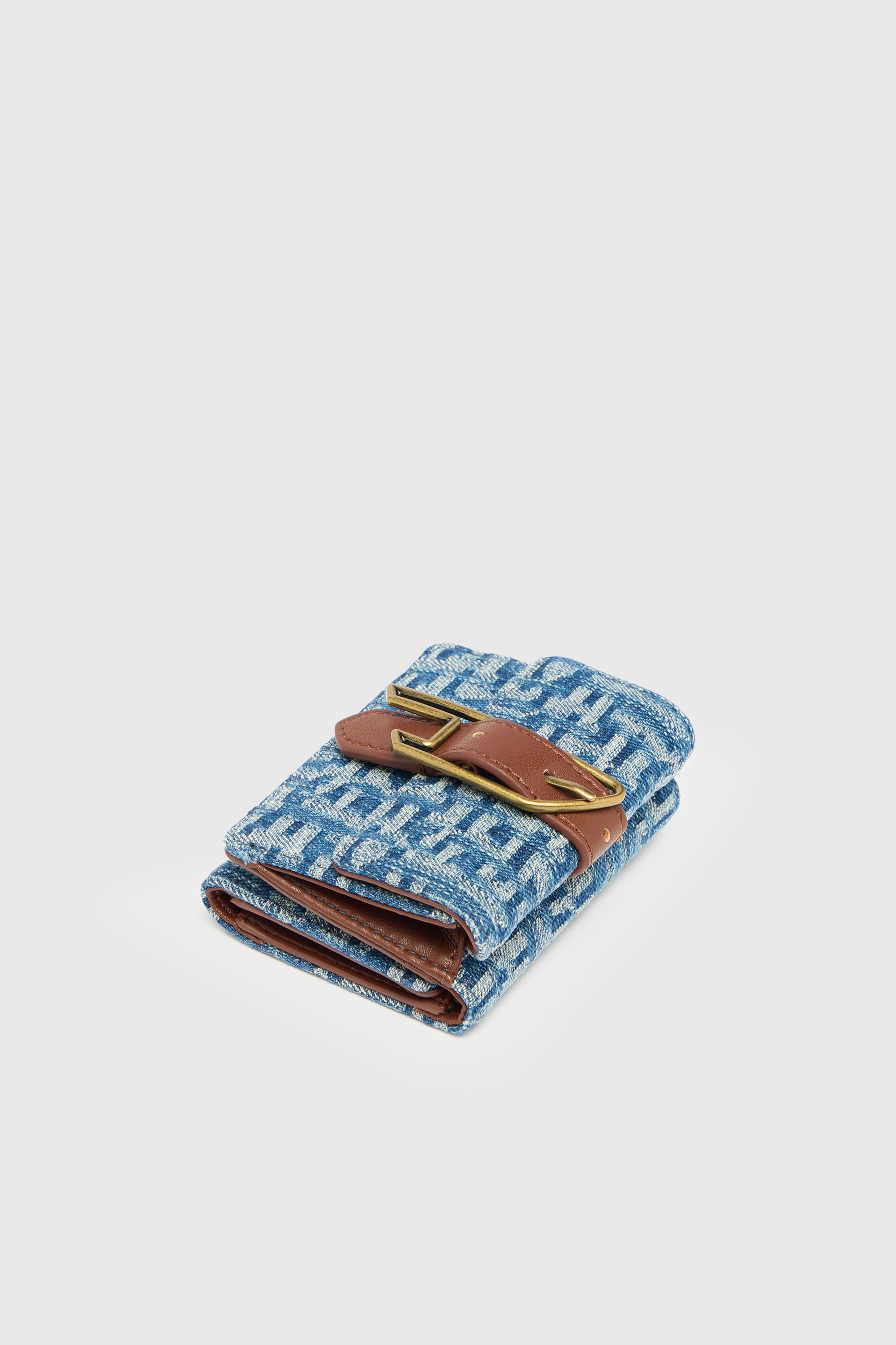 Diesel - D-LINE TRI FOLD COIN XS II, Portafoglio tri-fold in denim monogram con dettaglio cintura Donna in Blu - 4