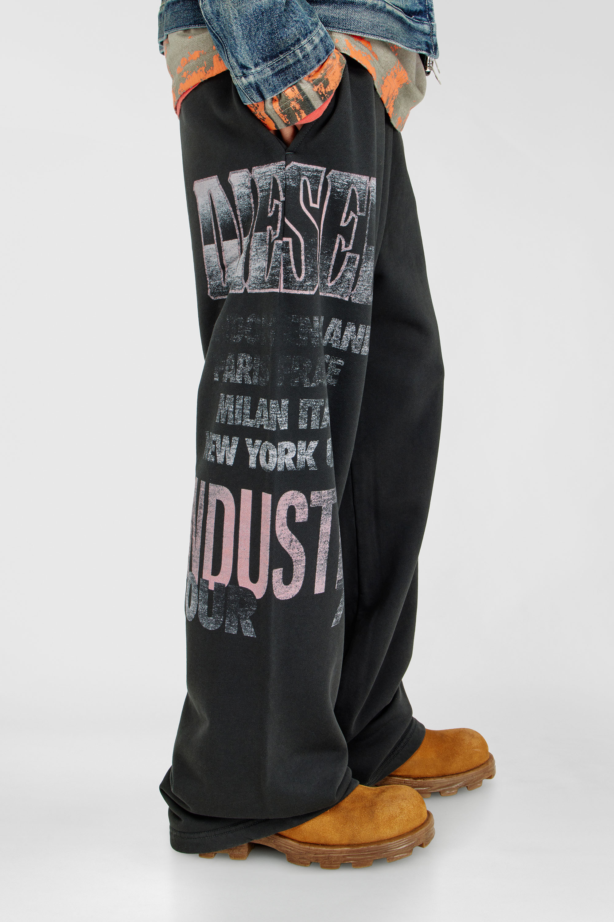 Diesel - P-ILL, Pantaloni da tuta con grafiche da concerto Uomo in Nero - 5