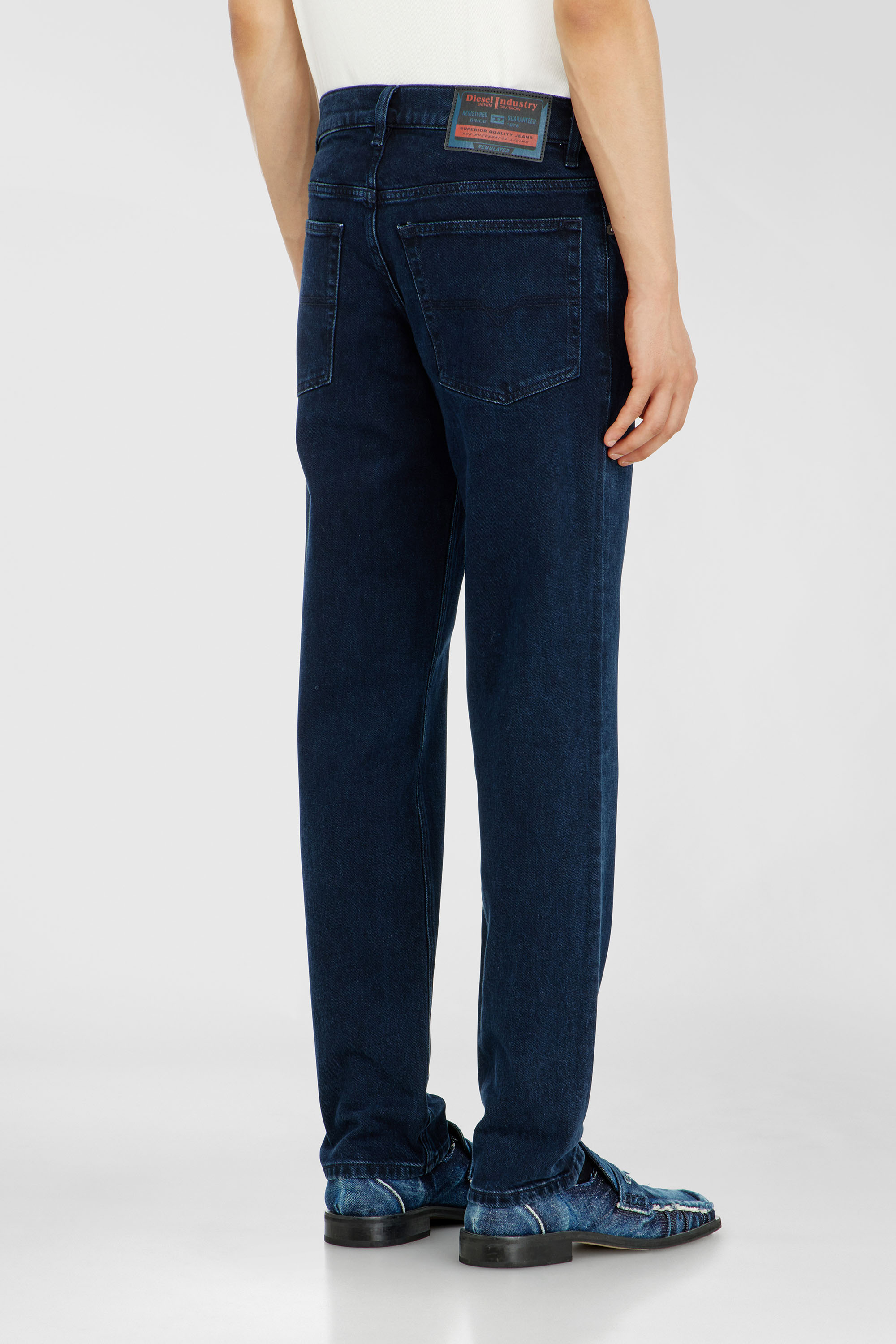 Diesel - Regular Jeans 2023 D-Finitive 0KBBJ Uomo, Blu Scuro - Image 5