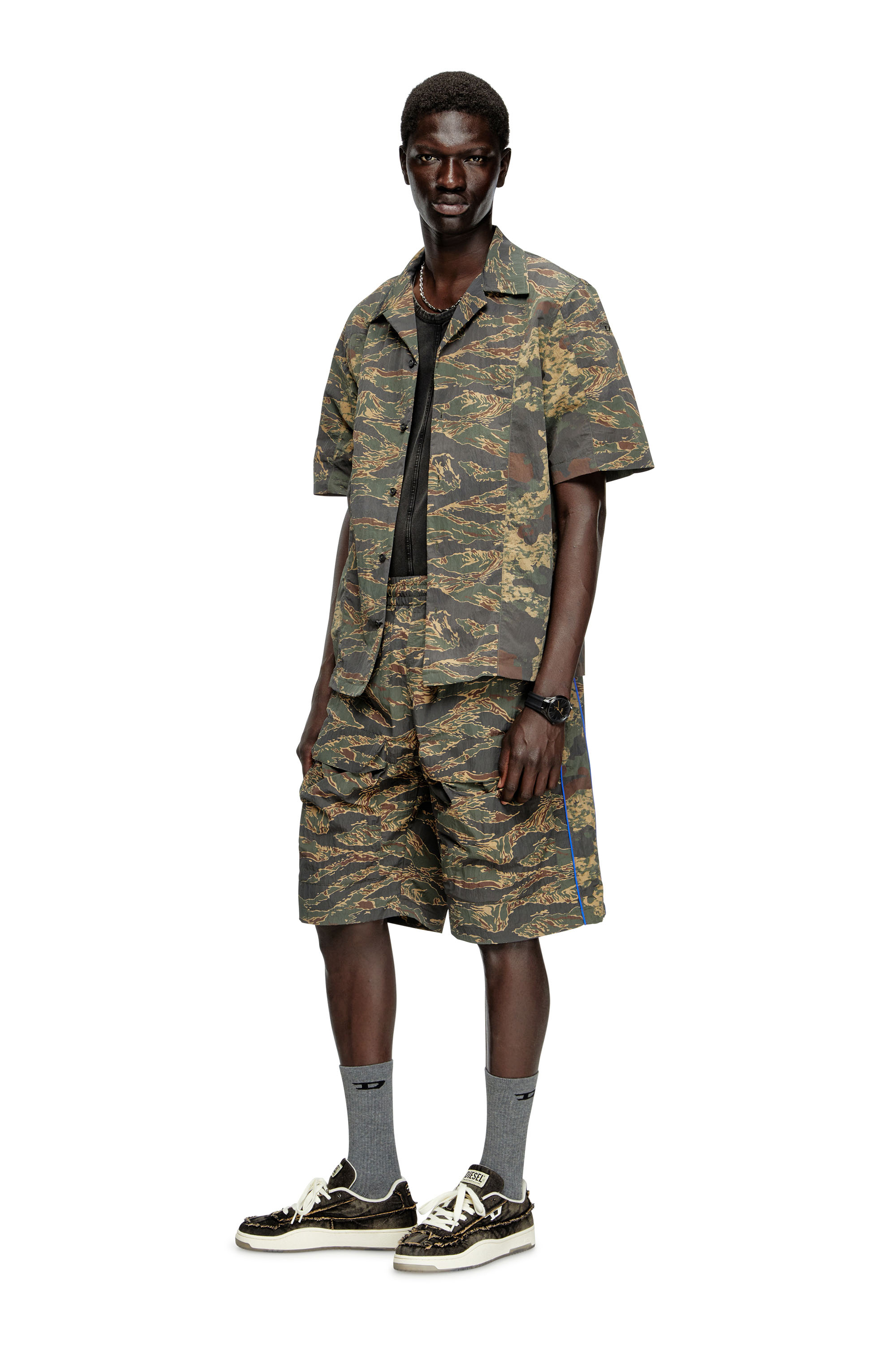 Diesel - P-RAMOS-SHORT-EPBW, Short cargo con stampe camouflage Uomo in Verde - 2