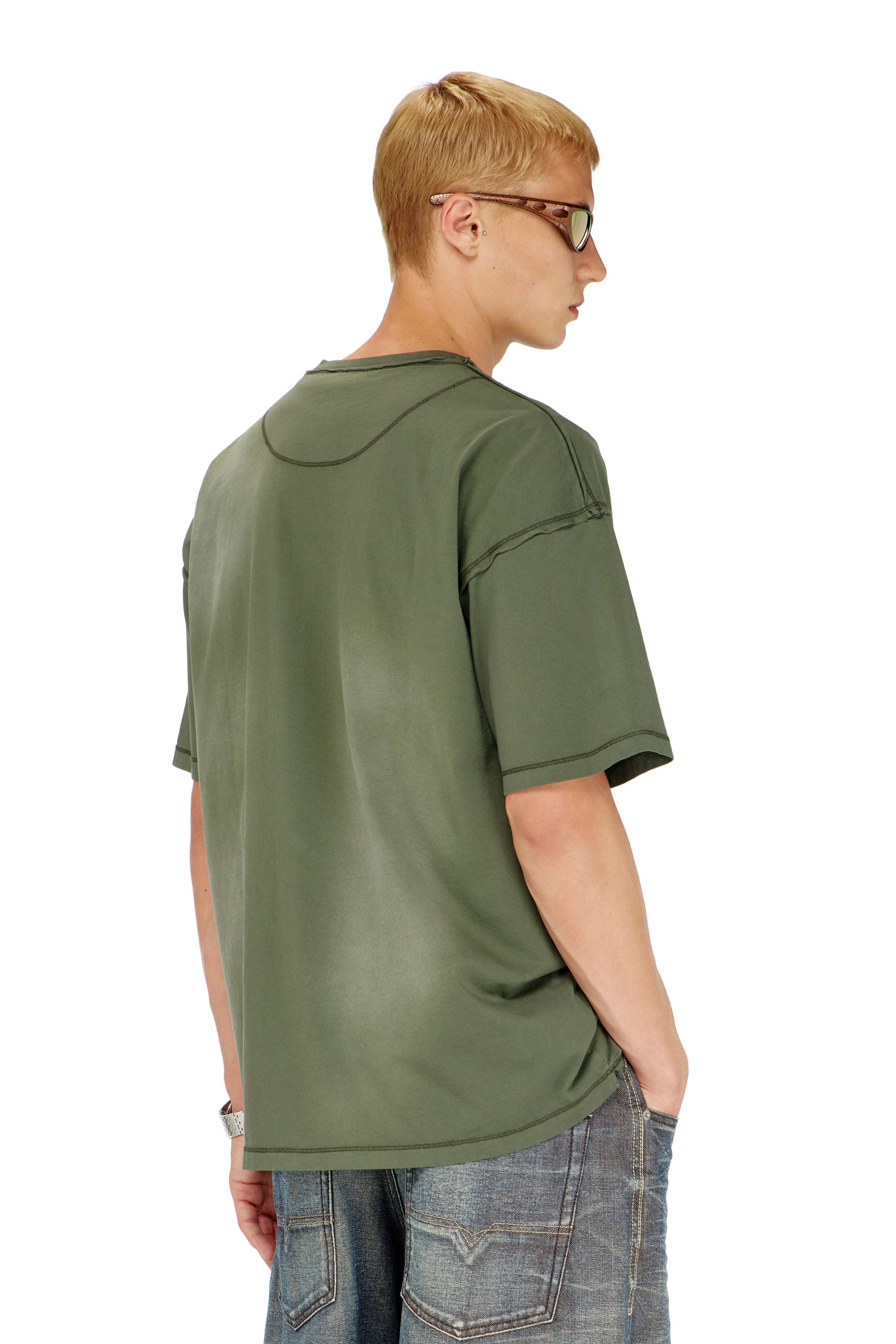 Diesel - T-POCK, T-shirt faded con taschino effetto ripped Uomo in Verde - 4