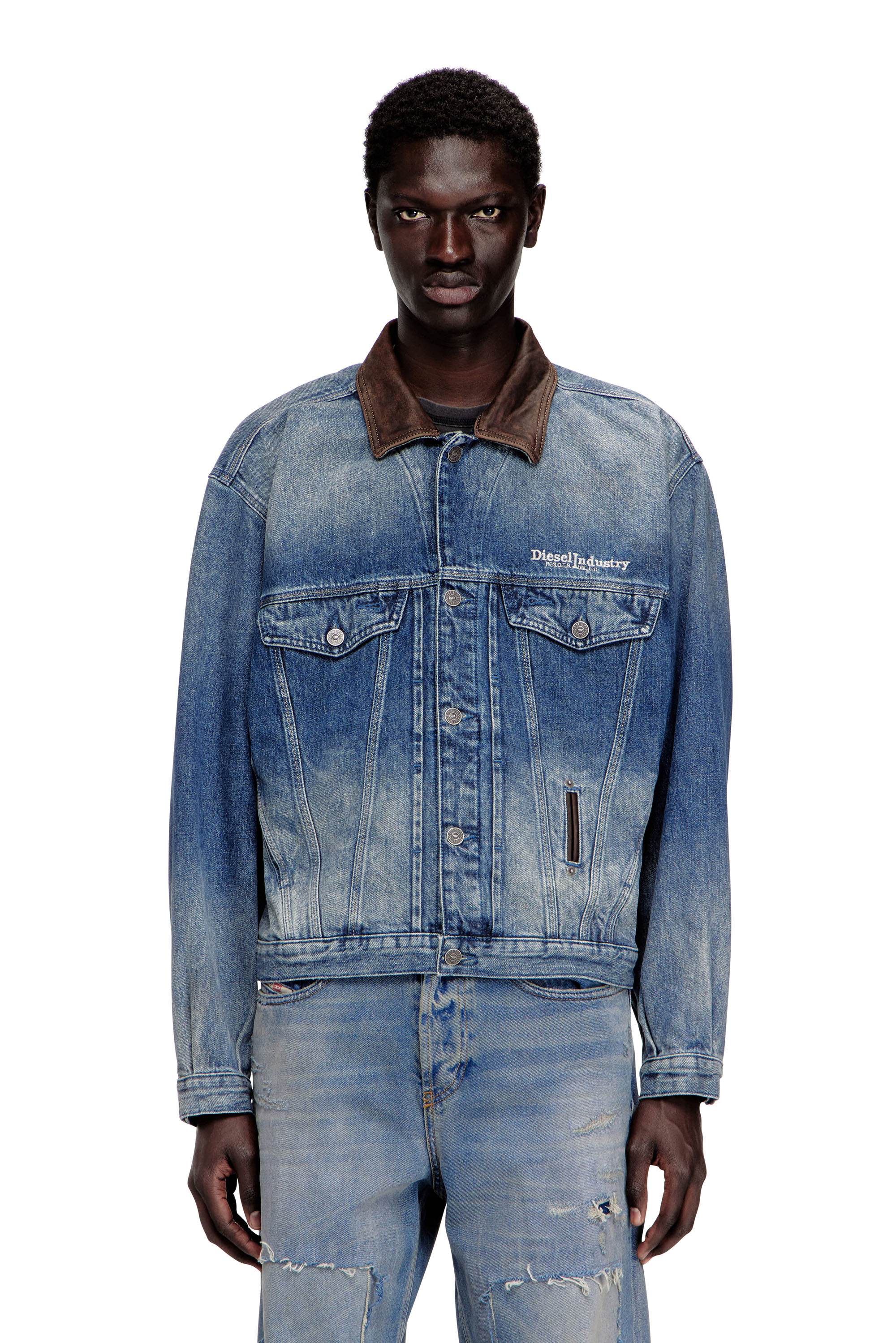 Diesel - D-DENVER-S1, Giacca trucker in denim con bordi in pelle a contrasto Unisex in ToBeDefined - 2