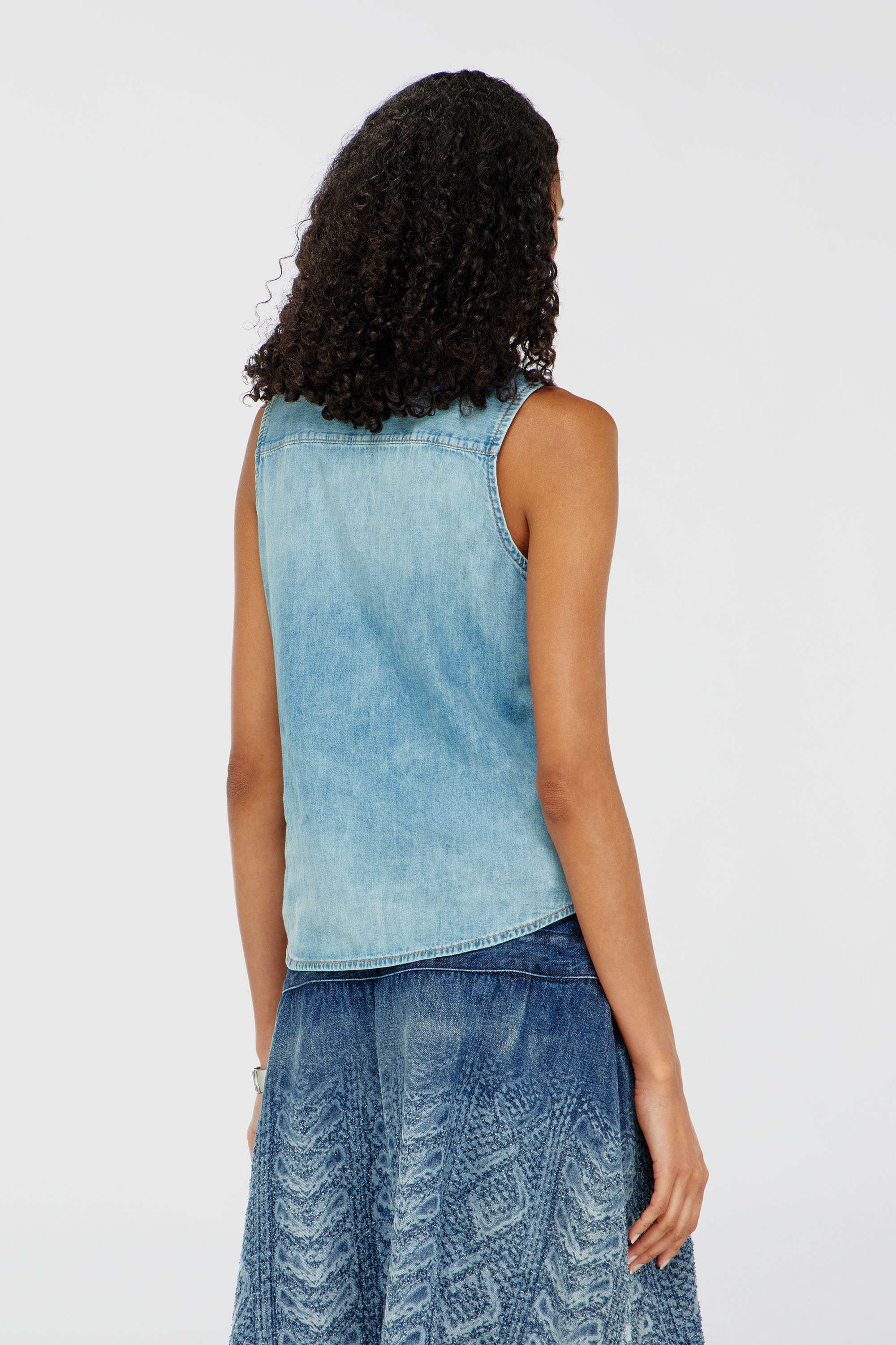 Diesel - DE-EAZY-SL, Camicia in denim senza maniche Donna in Blu - 4