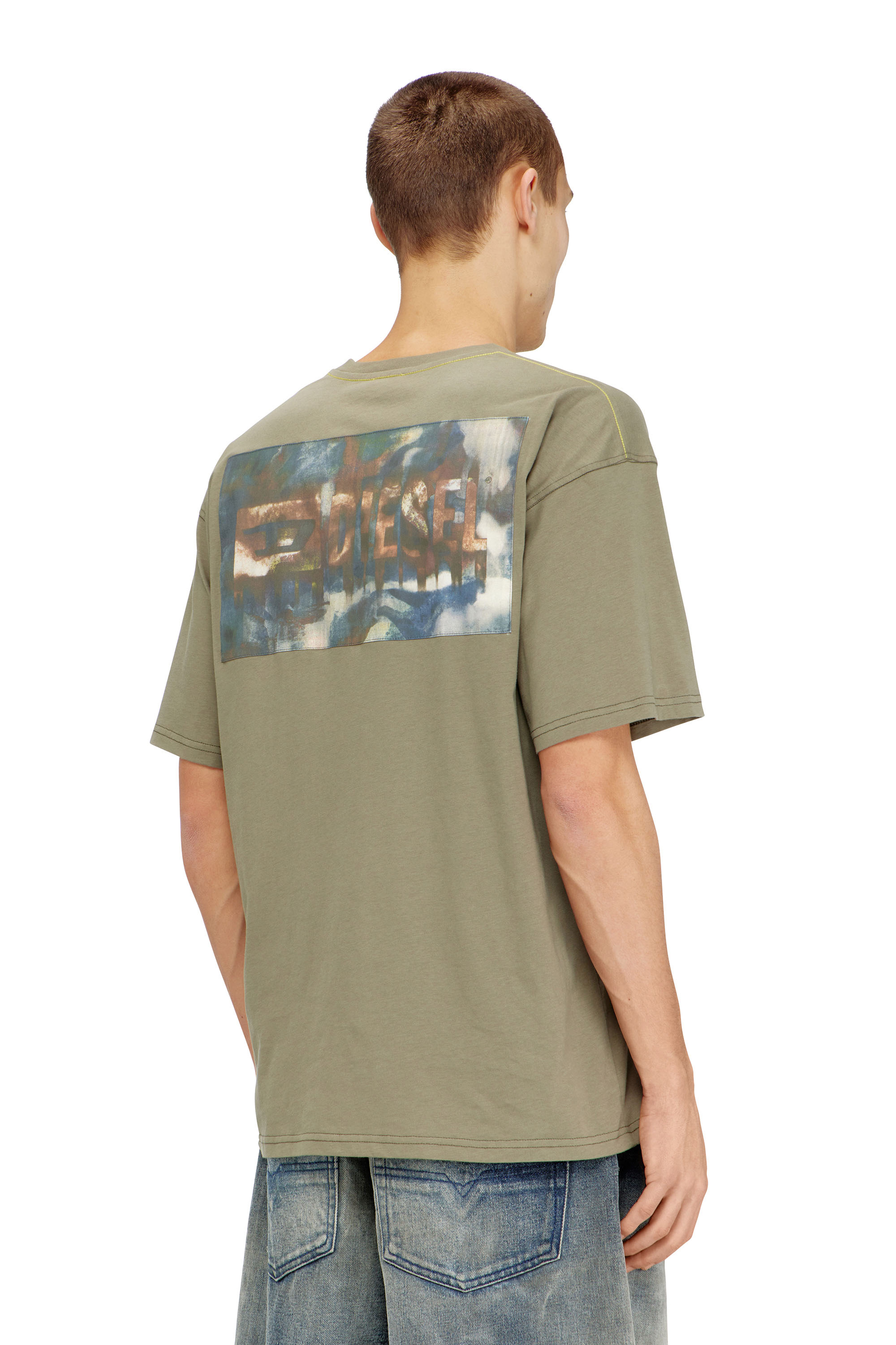 Diesel - T-BOXT-V8, T-shirt relaxed con stampa mimetica sulla schiena Uomo in Verde - 4