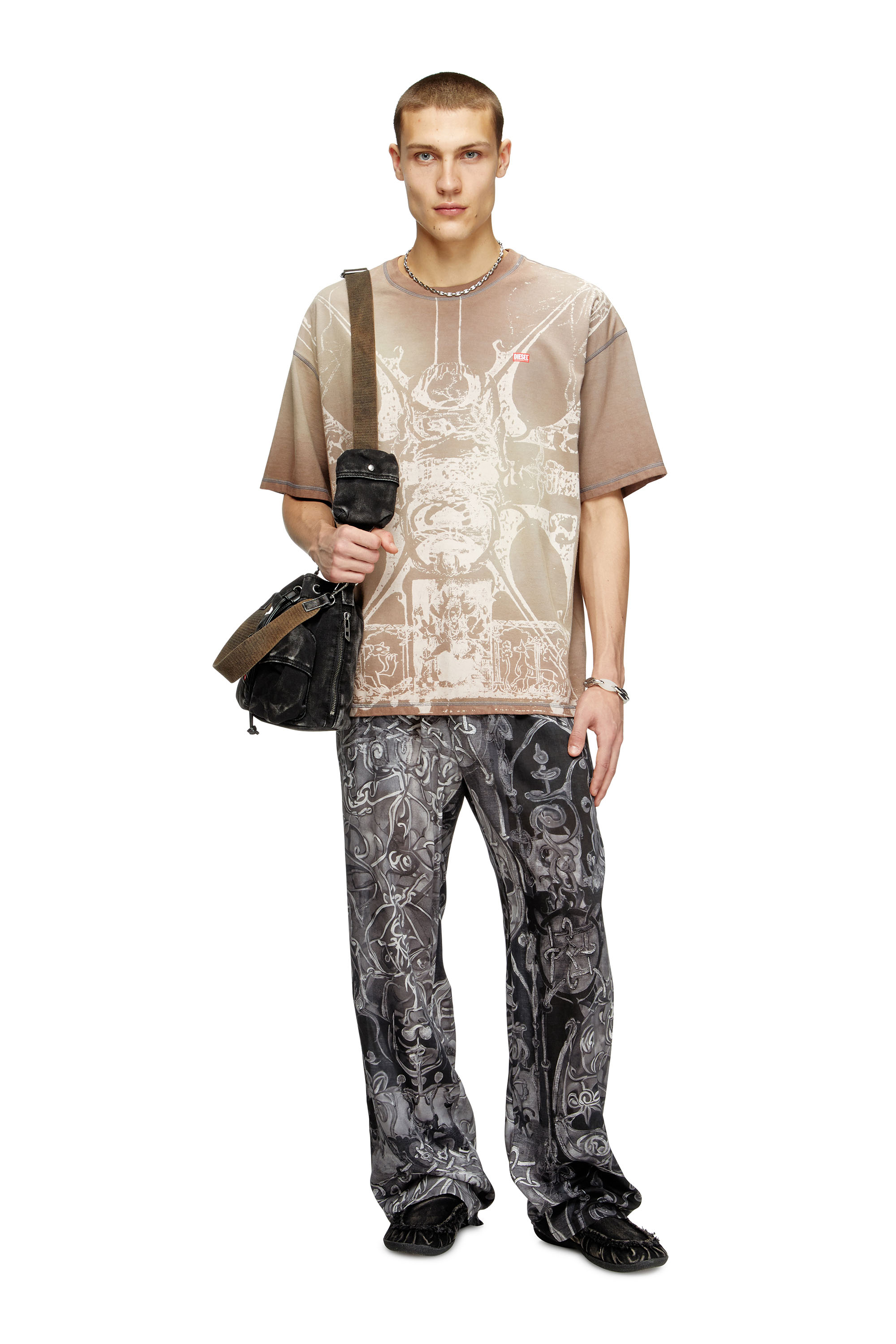 Diesel - T-BOXT-T13, T-shirt con stampa medievale tonale Uomo in Marrone - 1