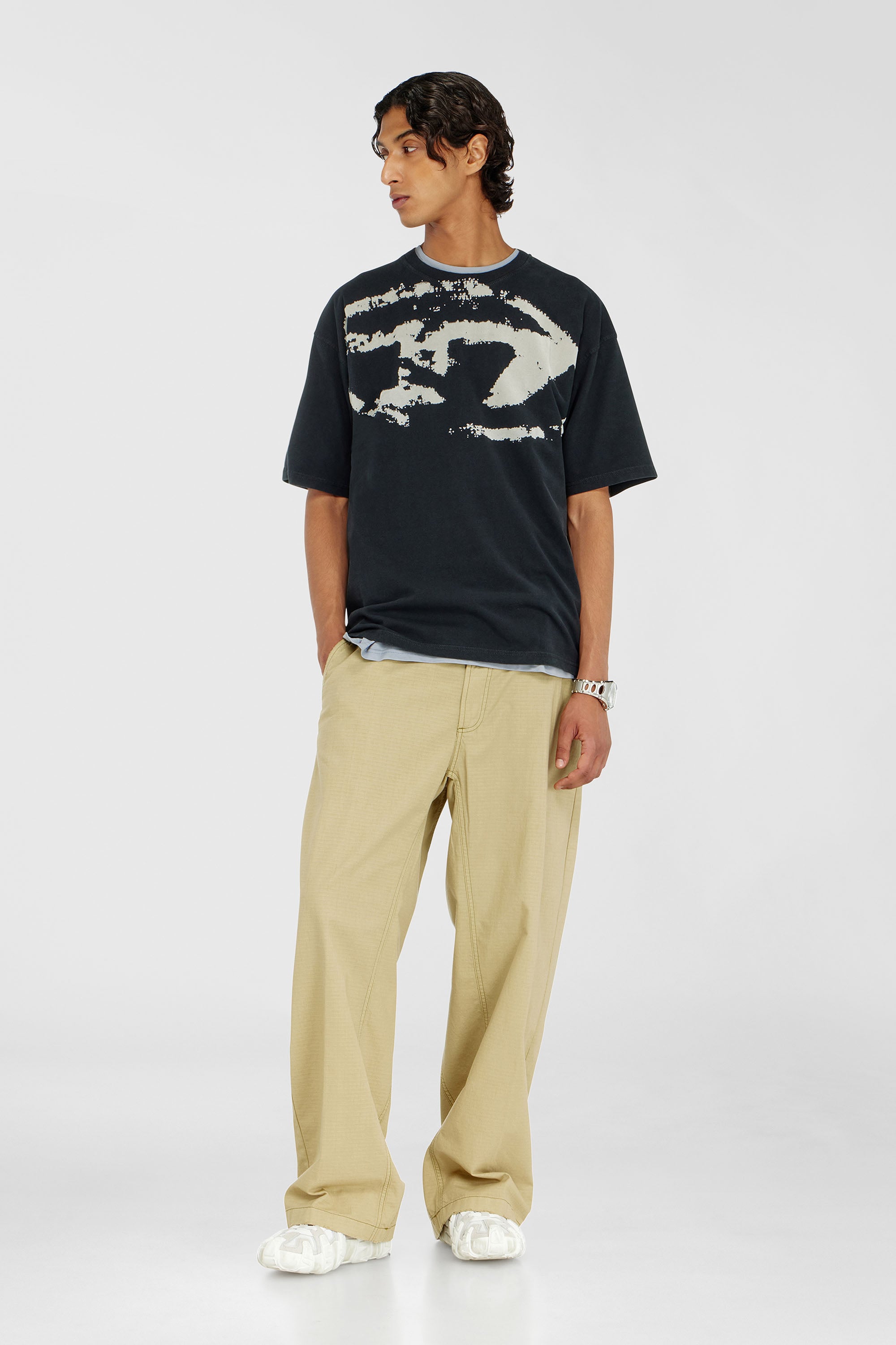 Diesel - T-BOXT-N14, T-shirt con stampa distressed floccata Uomo in Nero - 2