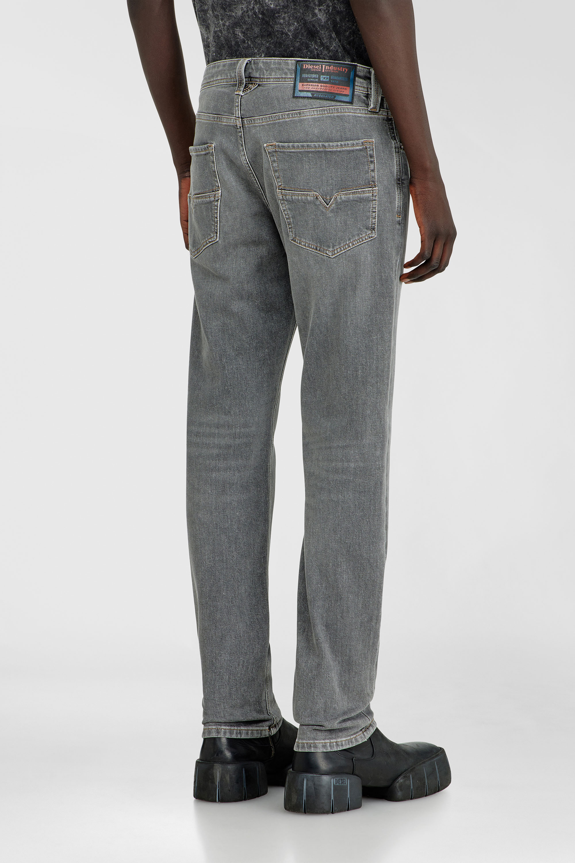 Diesel - Regular Jeans 1986 Larkee-Beex 0KBBI Uomo, Grigio - Image 5