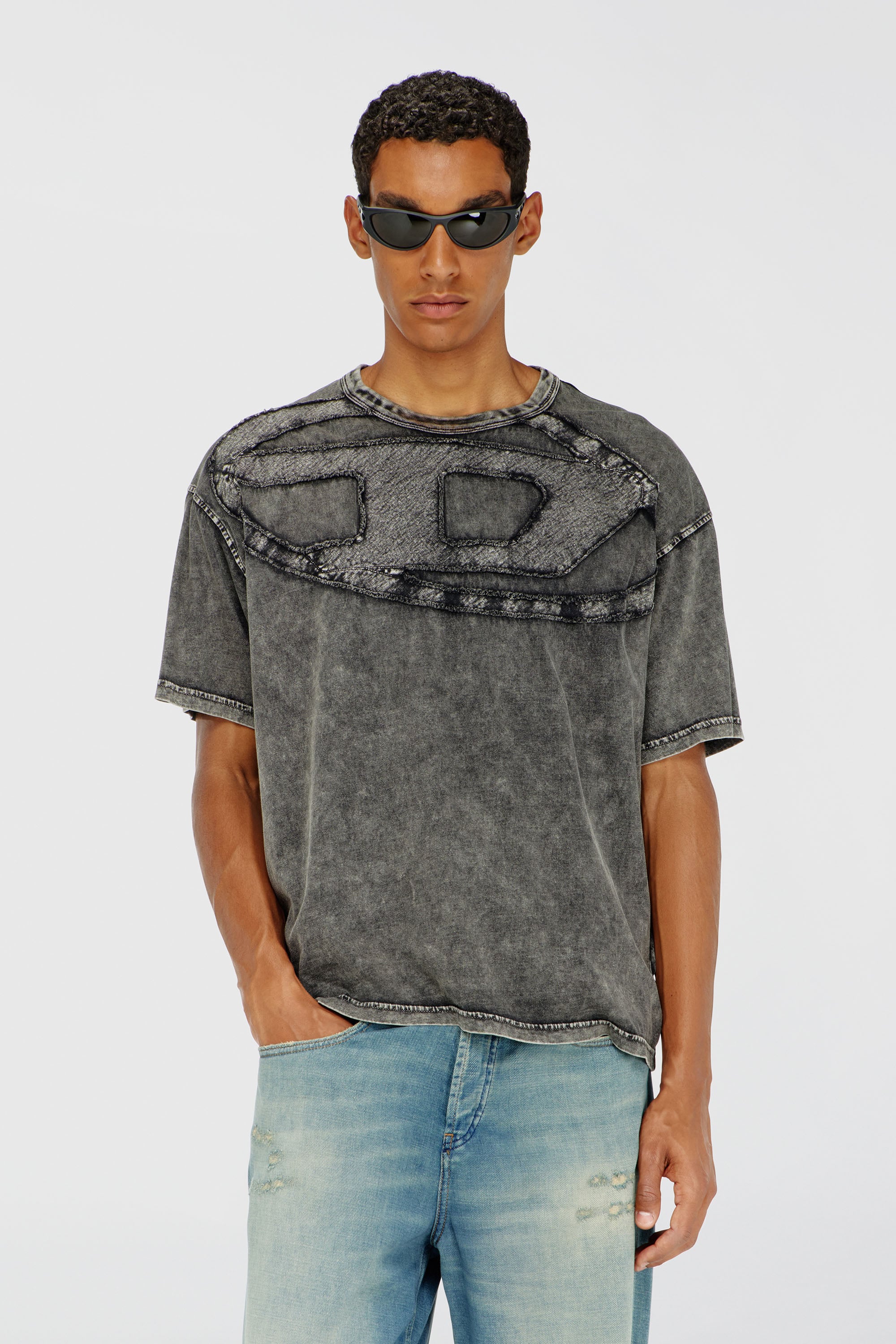 Diesel - T-BOXT-DEN, T-shirt in cotone dal taglio rilassato con applicazione Oval D Uomo in Nero - 1