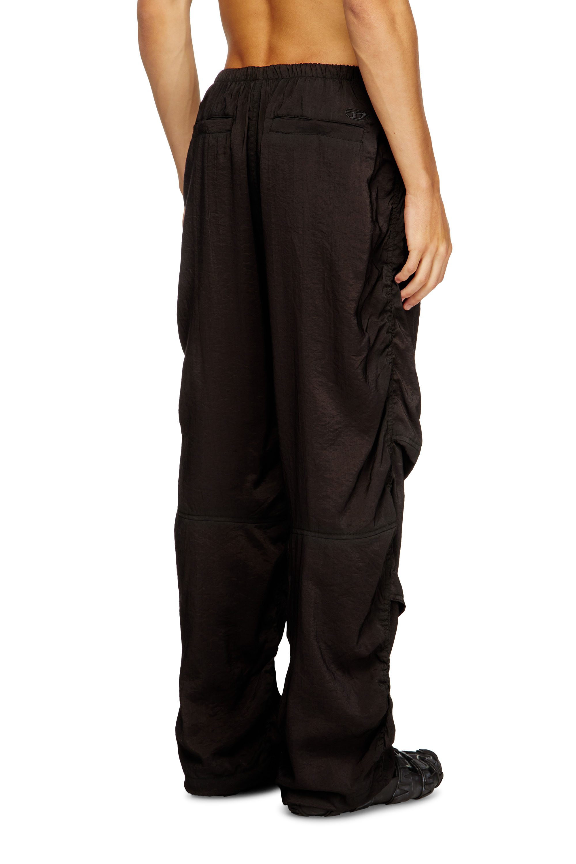 Diesel - P-DAILY, Pantaloni utility in tessuto leggero stropicciato Uomo in Nero - 4