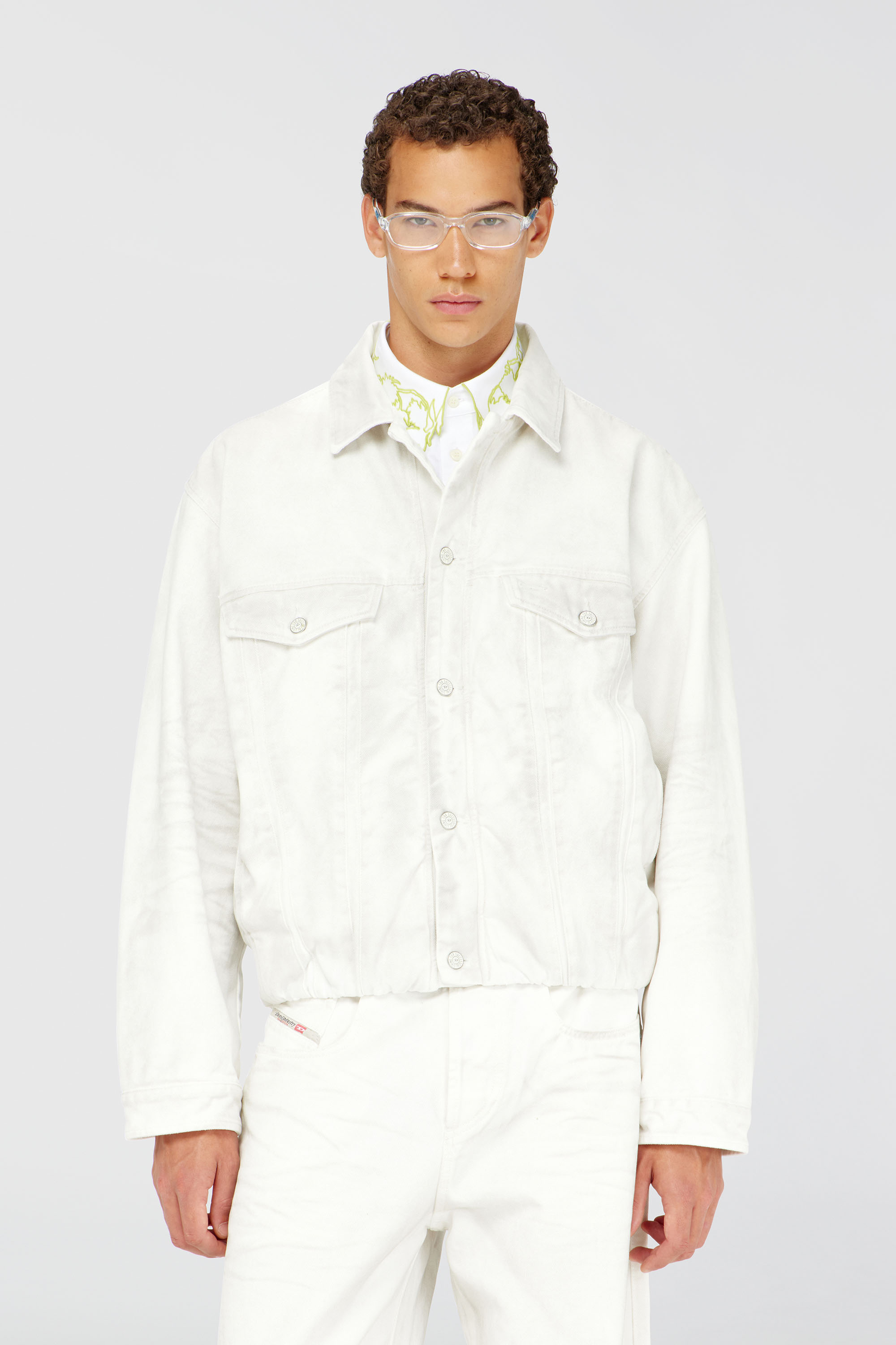 Diesel - D-MORVI-FSJ1, Giacca trucker elasticizzata in denim Uomo in Bianco - 1