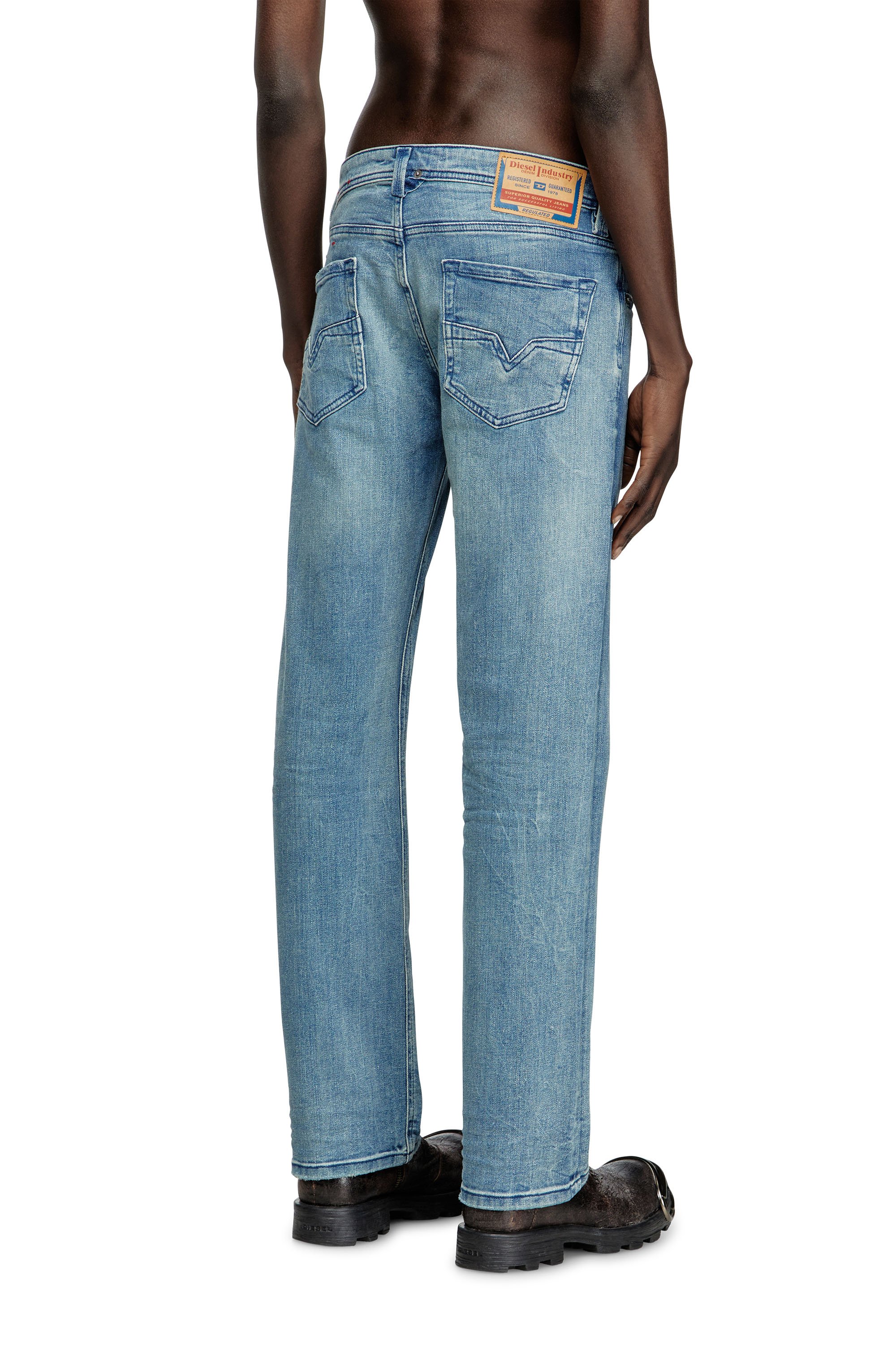 Diesel - Regular Jeans 1985 Larkee 0BMBW Uomo, Blu medio - Image 4